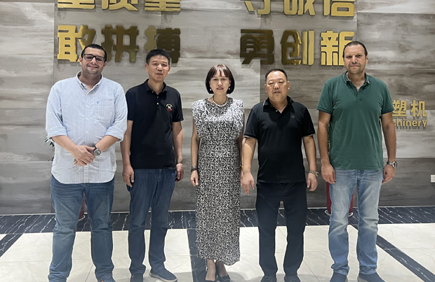 埃及客戶(hù)蒞臨達(dá)力工廠(chǎng)，驗(yàn)收土工膜單/雙面噴糙生產(chǎn)線(xiàn)圓滿(mǎn)完成！